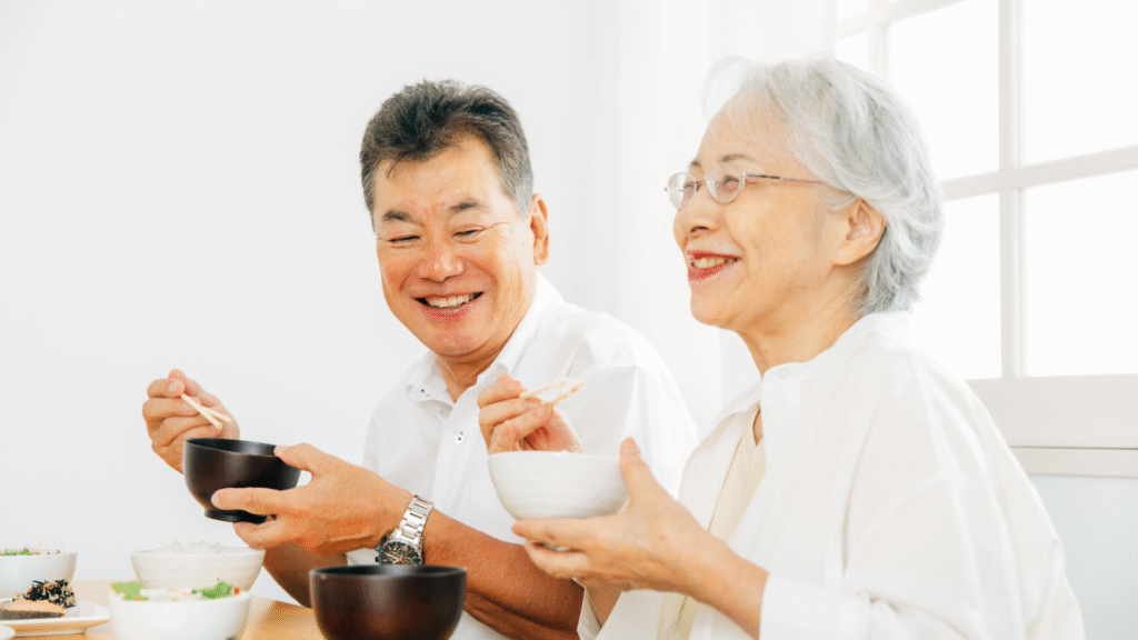 談笑しながら食事を楽しむ高齢男性と高齢女性