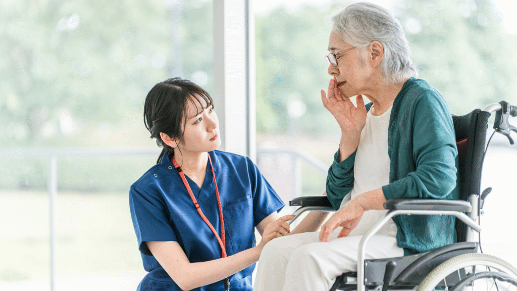 体調の心配を看護師に相談する高齢女性