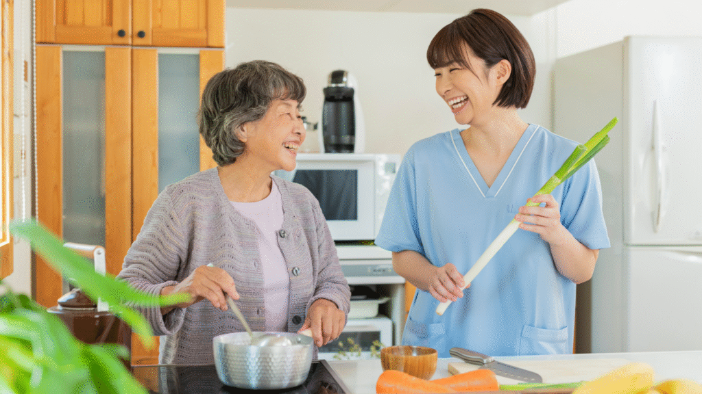 自宅で栄養士のサポートを受けながら笑顔で調理をしている高齢女性