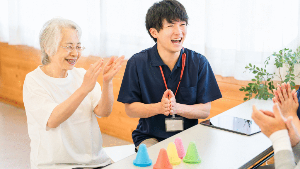 高齢者デイサービスに参加している高齢女性
