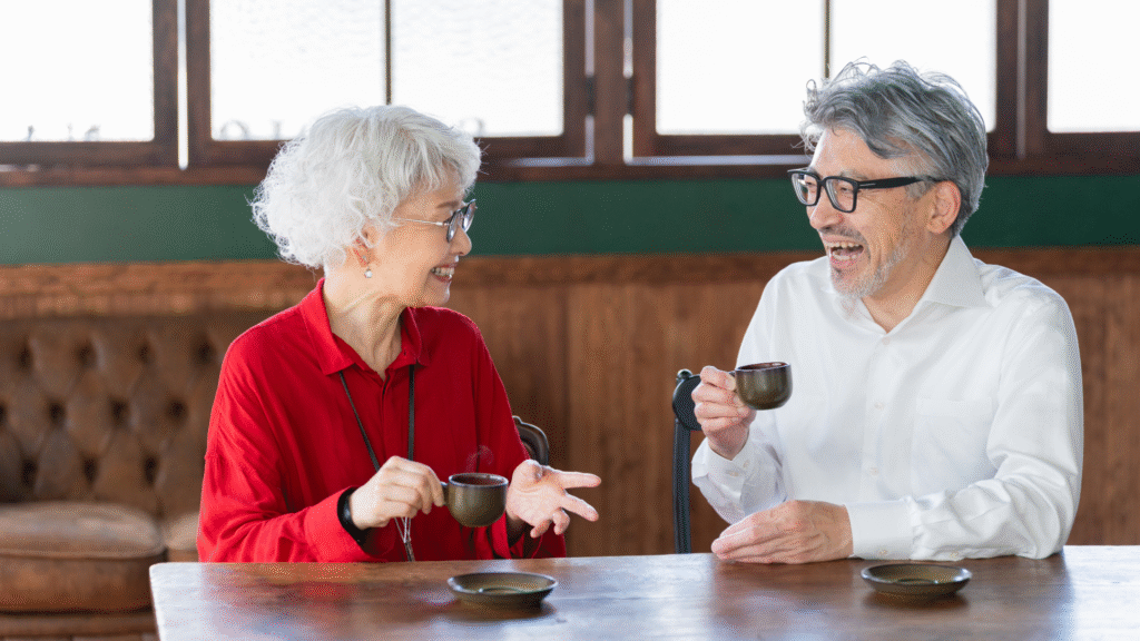 コーヒーを飲みながら談笑している老夫婦