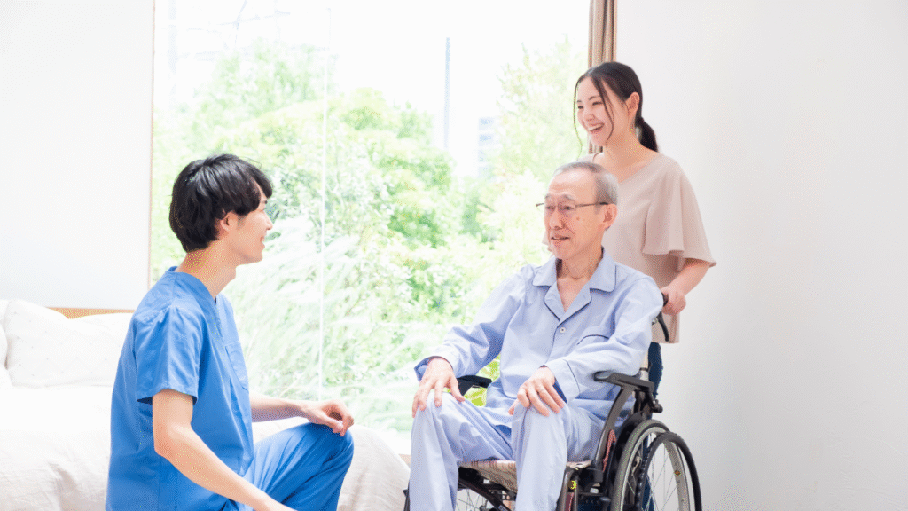 医師と話をしている車いすに乗った高齢男性