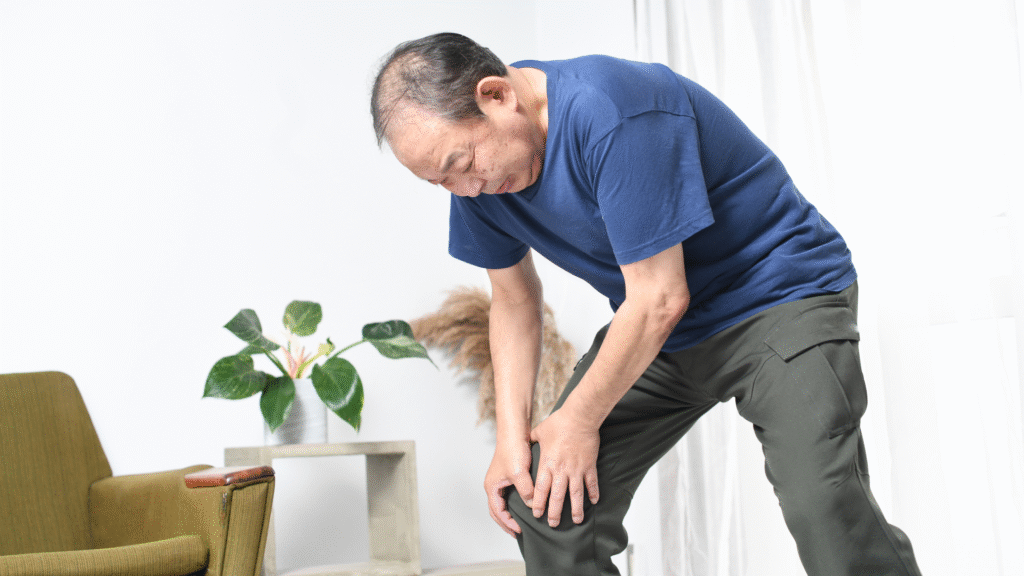 膝が痛そうな高齢男性