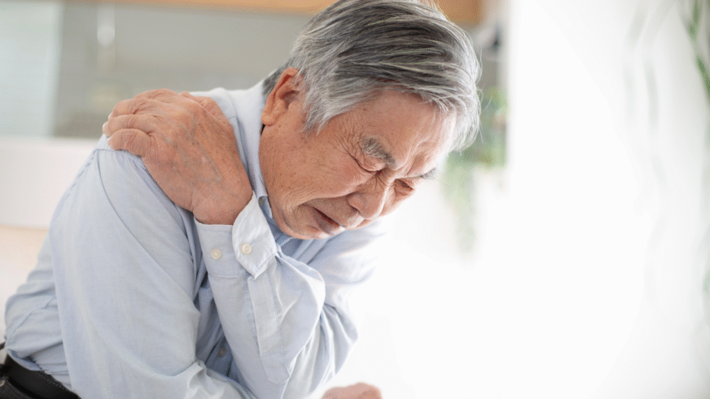 肩が痛そうな高齢男性