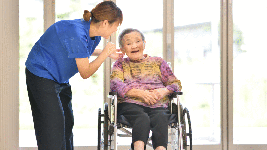福祉スタッフと話をしている高齢女性