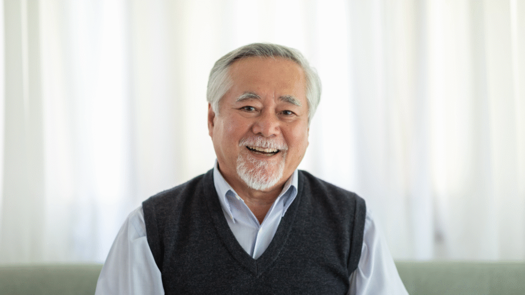 笑っている高齢男性